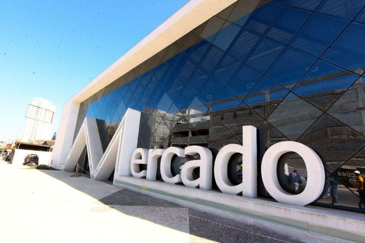 O Mercado de Peixes de Santos fica na Avenida Mario Covas Júnior, 3.050, na Ponta da Praia, e recebe o público de terça-feira a sábado, das 7 às 18 horas, e aos domingos, das 7 às 15 horas