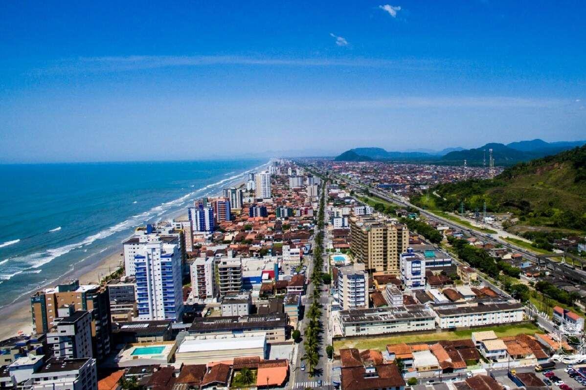 De acordo com o comunicado, um homem, não identificado oficialmente, tem visitado residências alegando cobrar débitos municipais