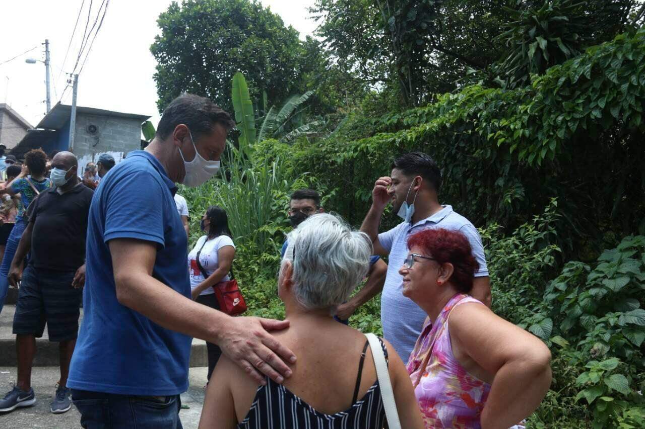 O prefeito Rogério Santos esteve no local acompanhado de técnicos da Defesa Civil e de secretarias