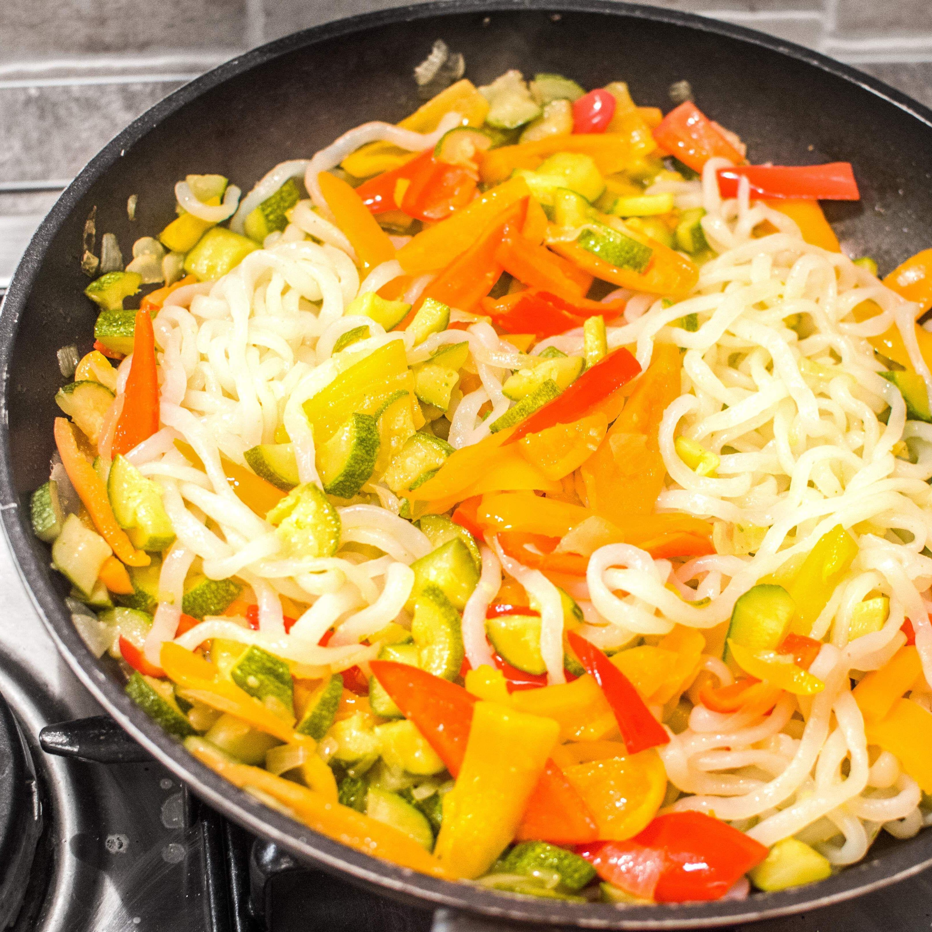 Konjac com pimentão e abobrinha