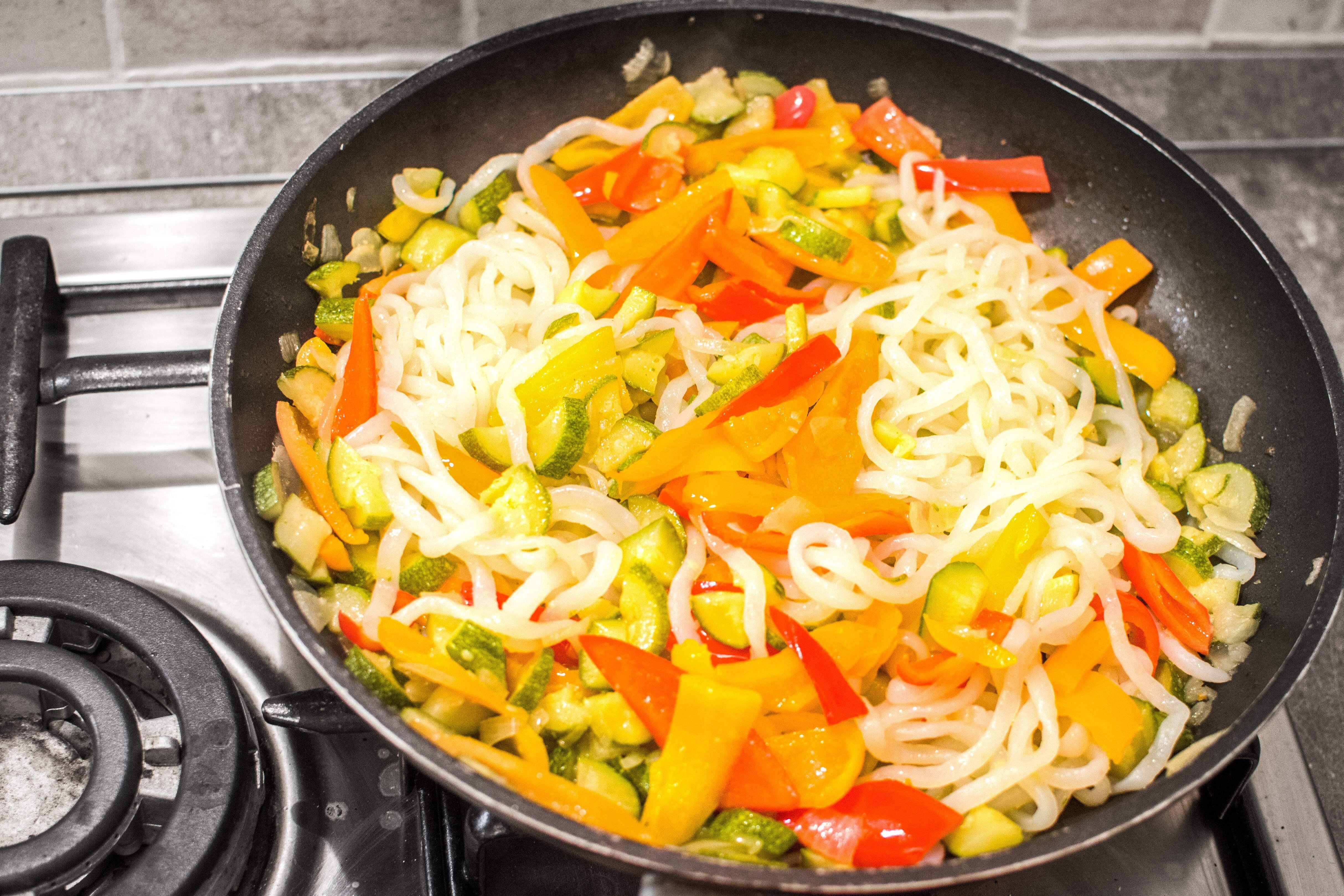 Konjac com pimentão e abobrinha