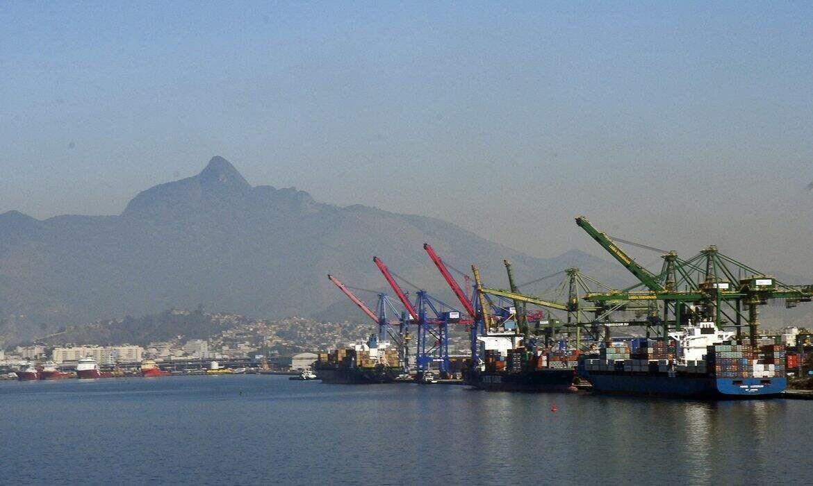 Maior investimento é de R$ 163 milhões, para dragagem de aprofundamento no porto carioca, que tem conclusão prevista para novembro (Tânia Rego/Agência Brasil)