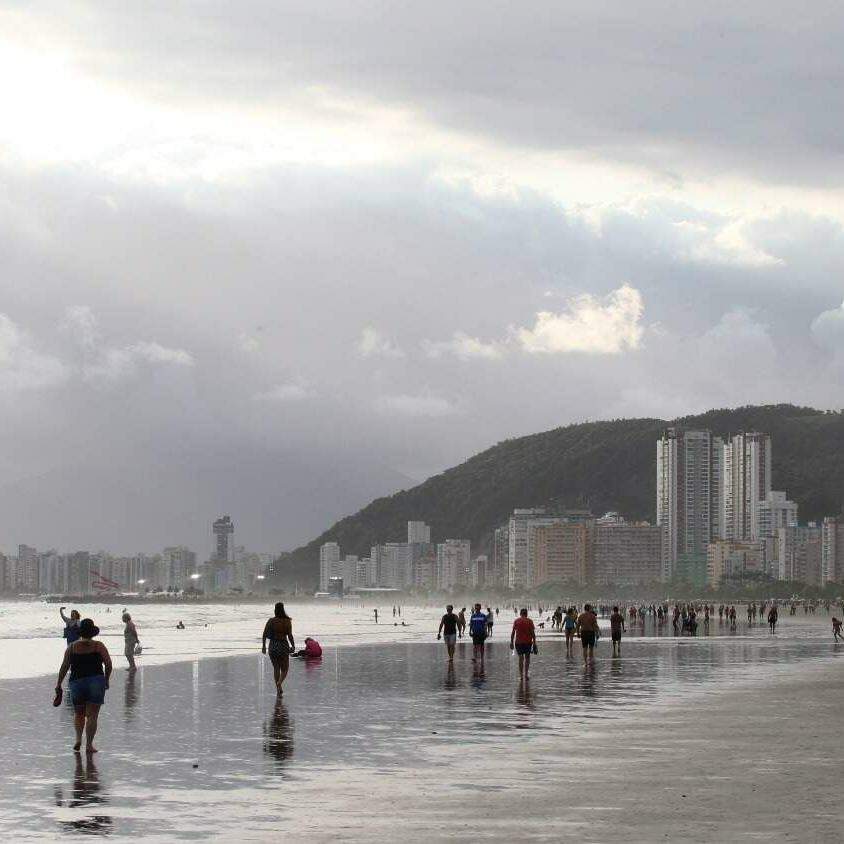 Sol entre nuvens marca o fim de semana na Baixada Santista