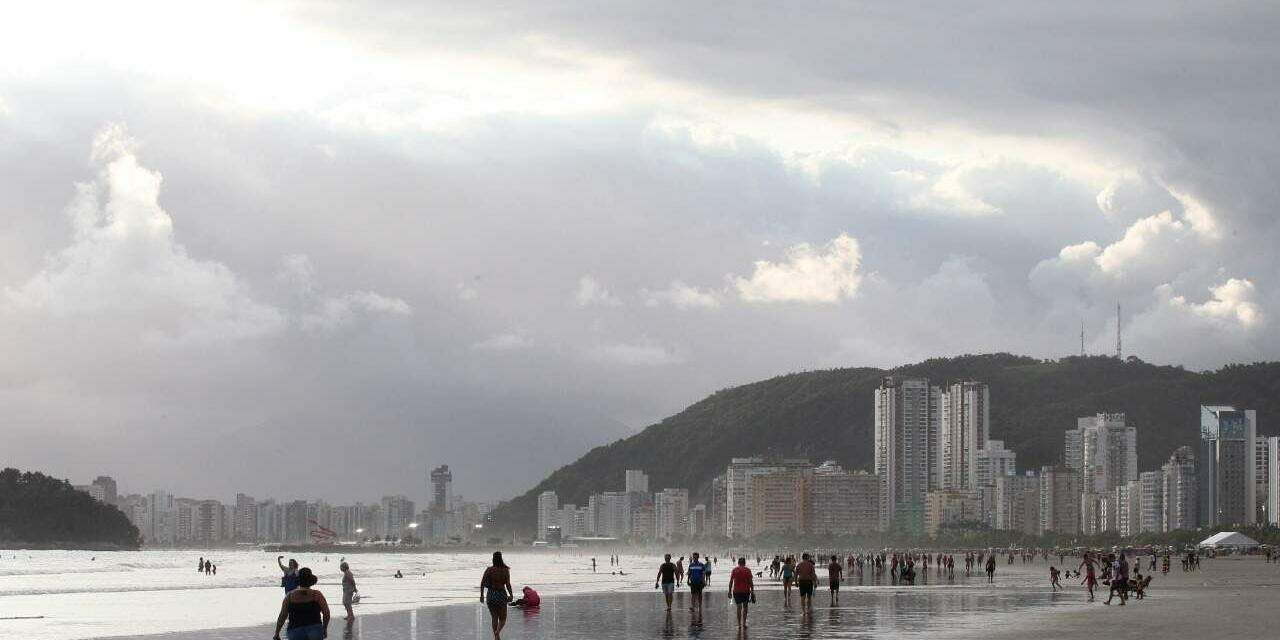 Sol entre nuvens marca o fim de semana na Baixada Santista