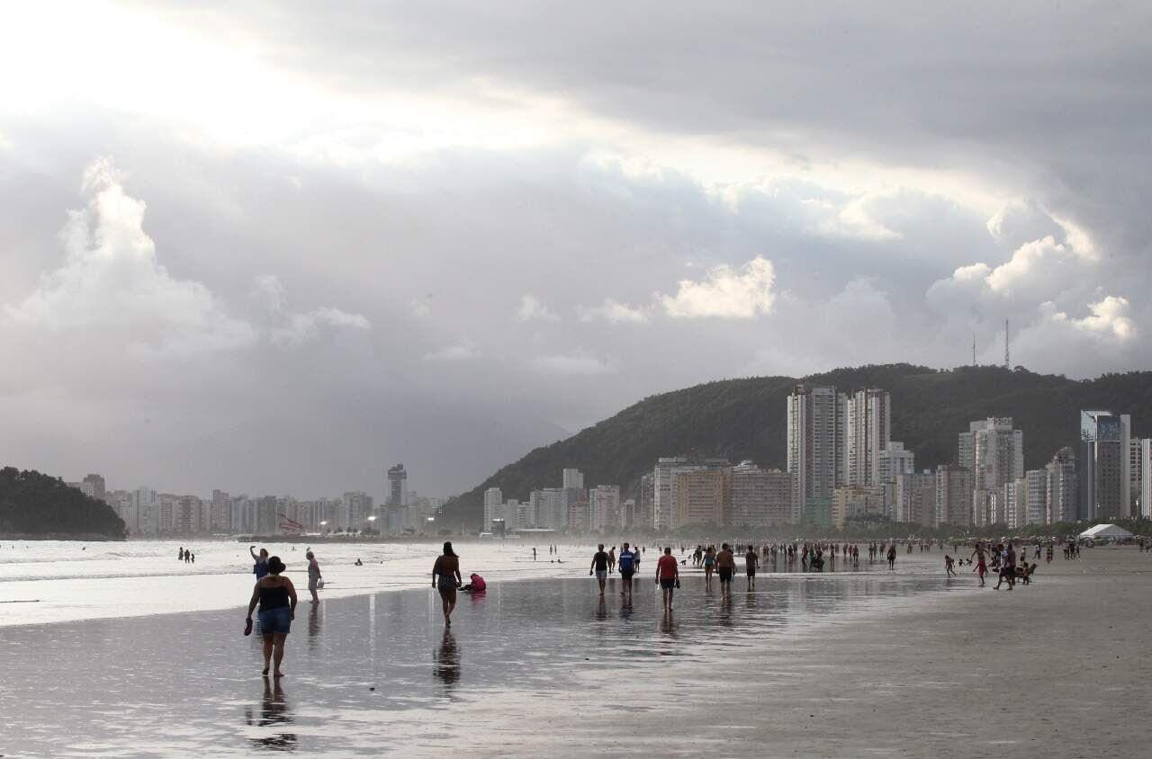 Sol entre nuvens marca o fim de semana na Baixada Santista