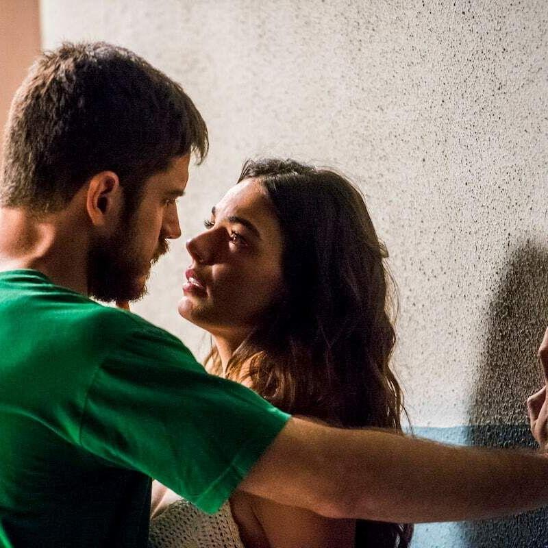 Zeca (Marco Pigossi) não resiste e beija Ritinha (Ísis Valverde) na prisão