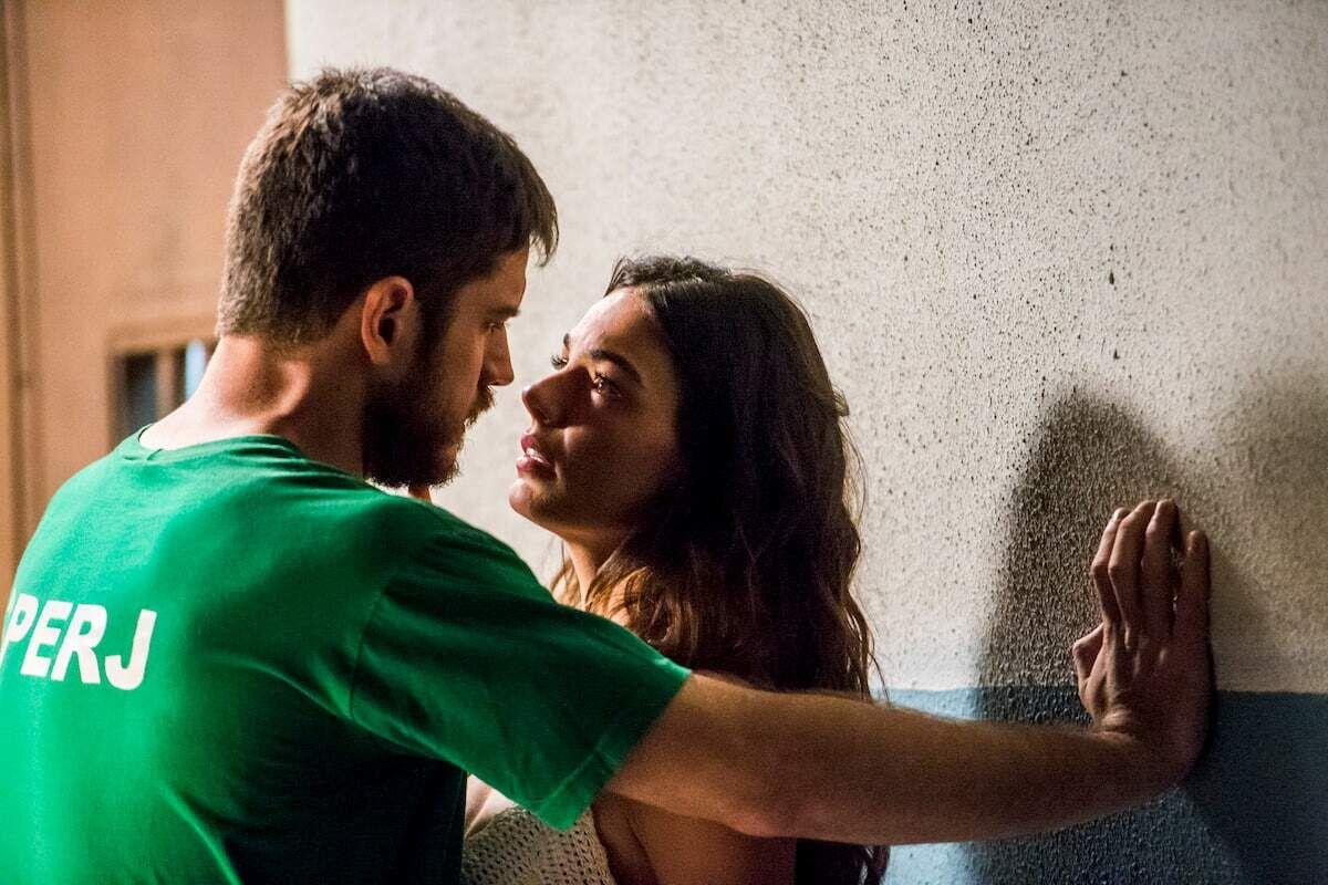 Zeca (Marco Pigossi) não resiste e beija Ritinha (Ísis Valverde) na prisão