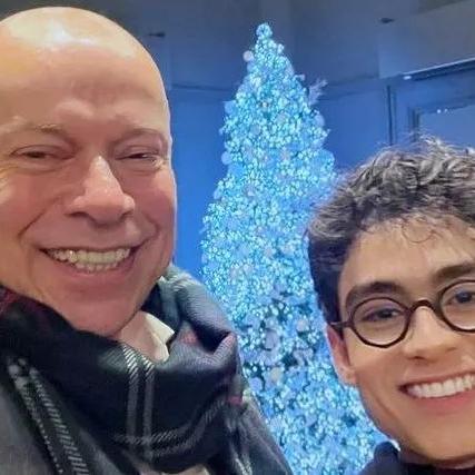 Uma seguidora chegou a se declarar decepcionada com Karnal por namorar um jovem rapaz