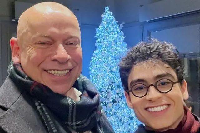 Uma seguidora chegou a se declarar decepcionada com Karnal por namorar um jovem rapaz