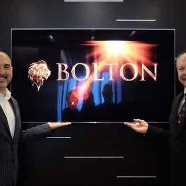 Peres retorna ao Brasil após anúncio de parceria na Ásia