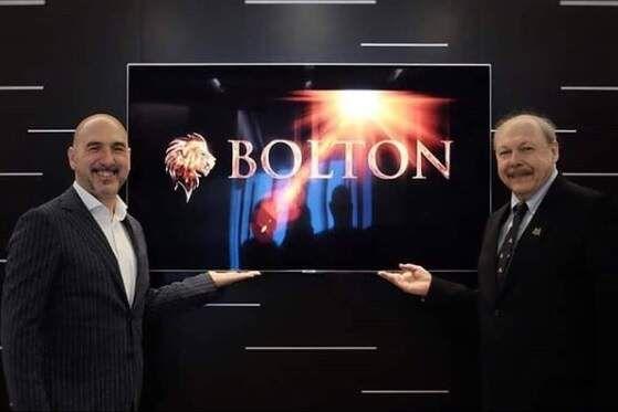 Peres retorna ao Brasil após anúncio de parceria na Ásia