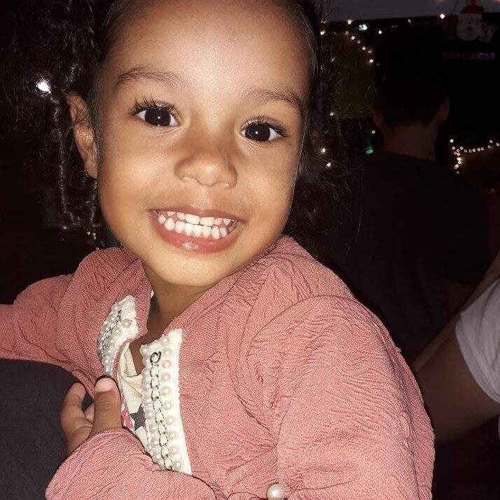 A criança estava no carro com a mãe e o pai, e passavam pelo local do incidente