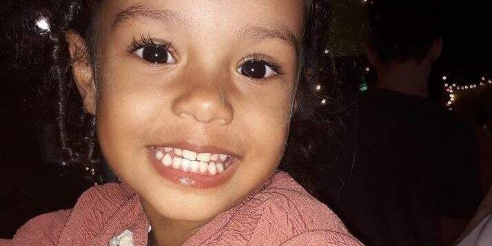 A criança estava no carro com a mãe e o pai, e passavam pelo local do incidente