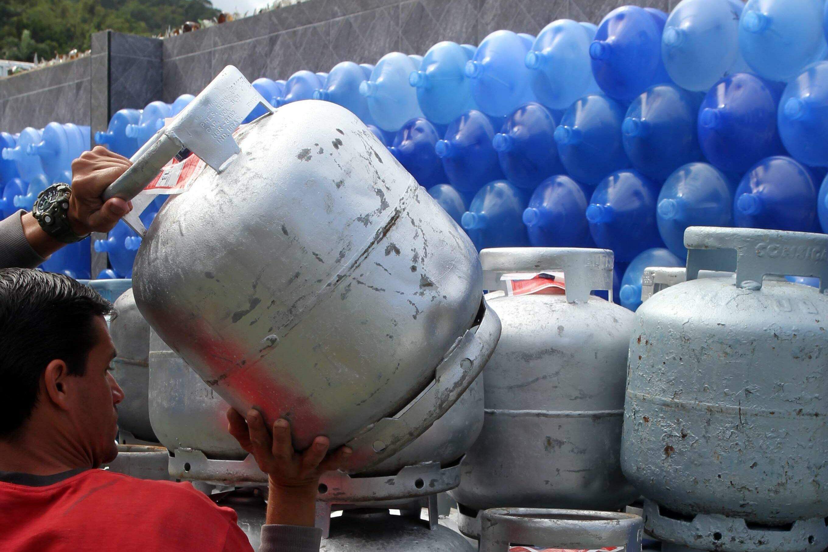 Governo libera R$ 330 milhões para segurar preço do gás de cozinha