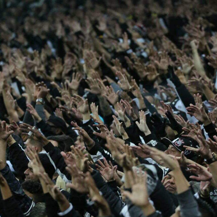 Torcedores do Corinthians protestam no Parque São Jorge e pedem 'intervenção judicial já'