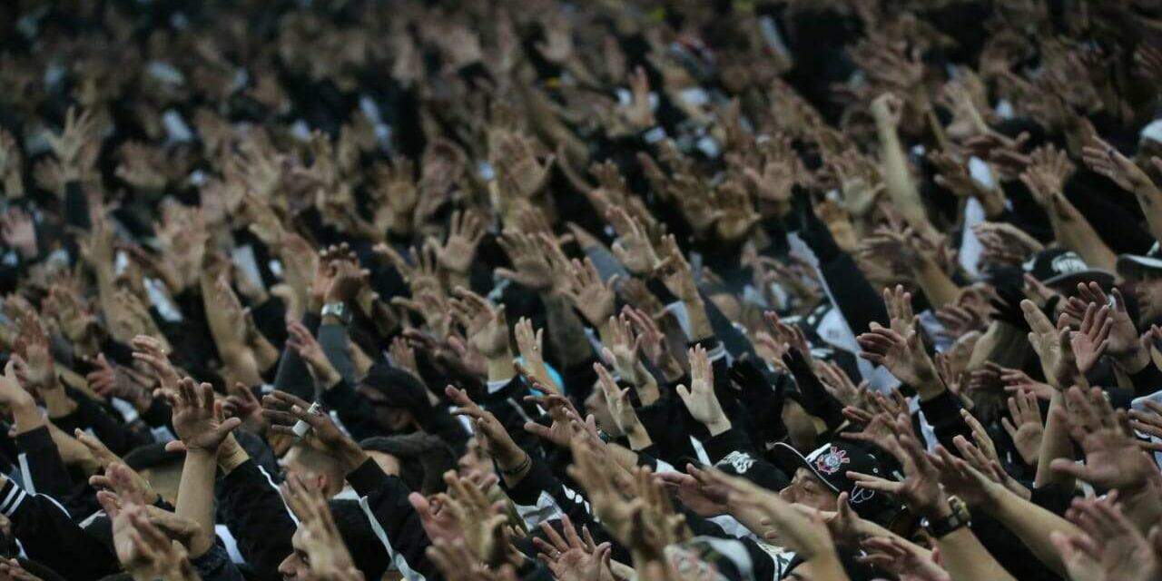 Torcedores do Corinthians protestam no Parque São Jorge e pedem 'intervenção judicial já'