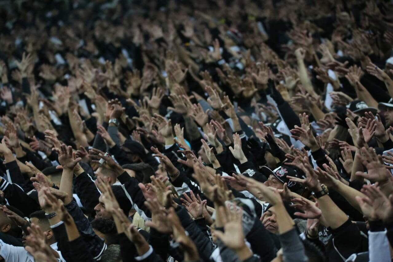 Torcedores do Corinthians protestam no Parque São Jorge e pedem 'intervenção judicial já'