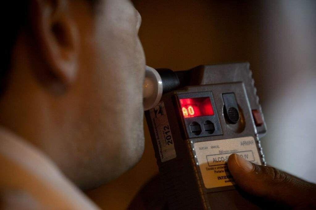 Condutores terão de pagar multa no valor de R$ 2.934,70, além de responderem a processo no Detran