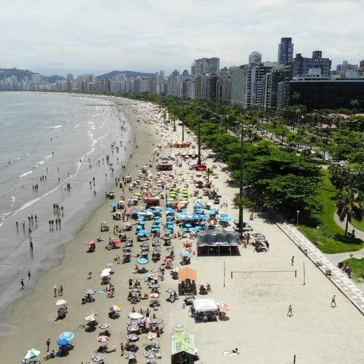 De acordo com o QuintoAndar, as praias de Santos são valorizadas por diversos atrativos, como o jardim que percorre toda a orla e que está registrado no Guinness Book como o maior jardim frontal de praia do mundo