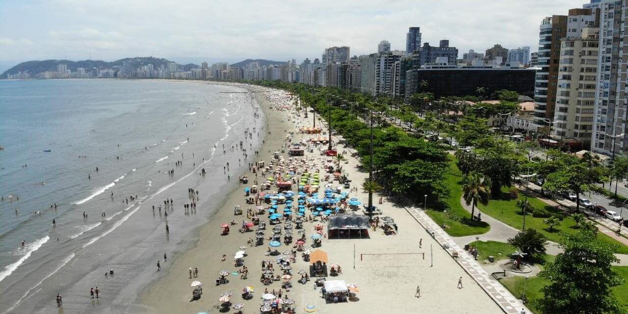 De acordo com o QuintoAndar, as praias de Santos são valorizadas por diversos atrativos, como o jardim que percorre toda a orla e que está registrado no Guinness Book como o maior jardim frontal de praia do mundo