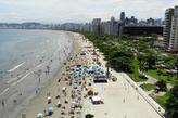 De acordo com o QuintoAndar, as praias de Santos são valorizadas por diversos atrativos, como o jardim que percorre toda a orla e que está registrado no Guinness Book como o maior jardim frontal de praia do mundo