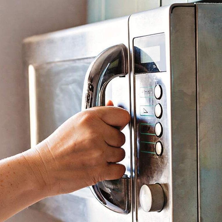 Micro-ondas e geladeiras necessitam de pinos maiores para funcionar corretamente. 