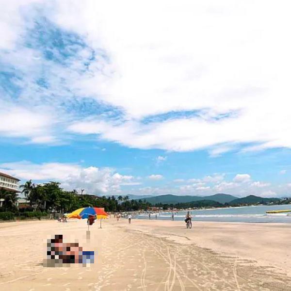 O idoso foi contido pela população na Praia de Pernambuco, em Guarujá