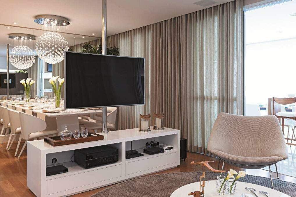 Destaque a TV e o home theater na decoração de casa, e dê um jeito nos fios