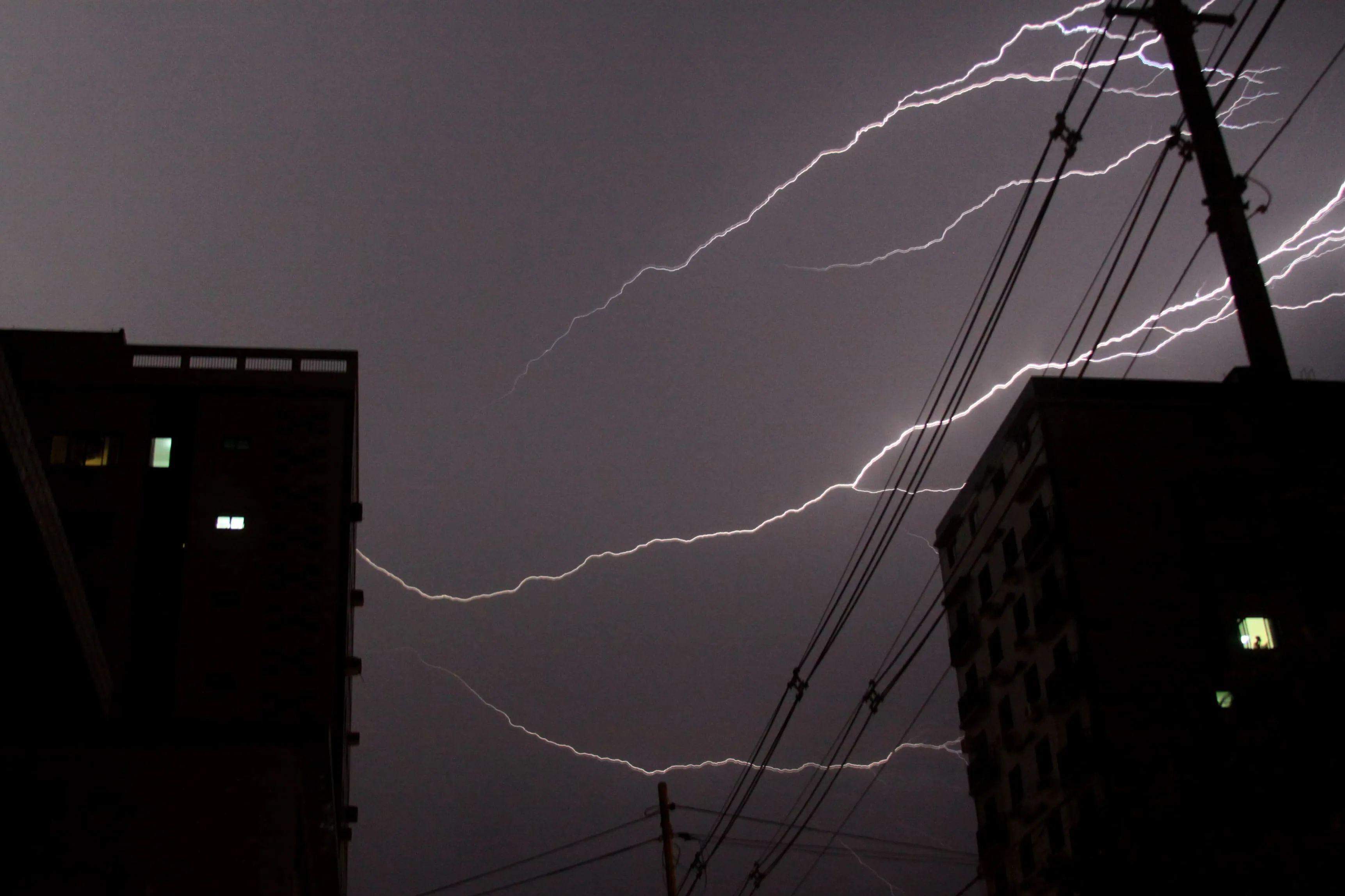 Alerta amarelo de perigo: tempestade deve atingir o litoral de São Paulo com chuva intensa, raios e ventos de até 60km/h