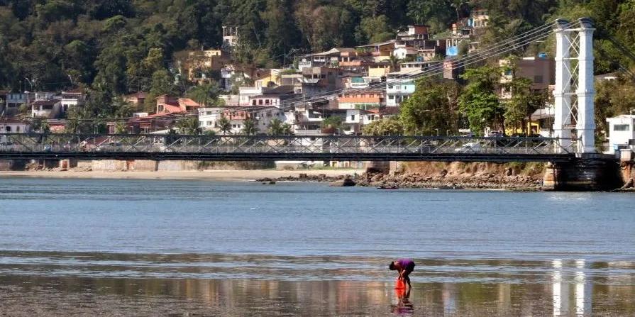 O fenômeno natural de recuo da maré está relacionado à força gravitacional exercida pela Lua, pelo Sol e pela Terra, especialmente quando esses astros se alinham durante as fases de Lua Cheia e Lua Nova