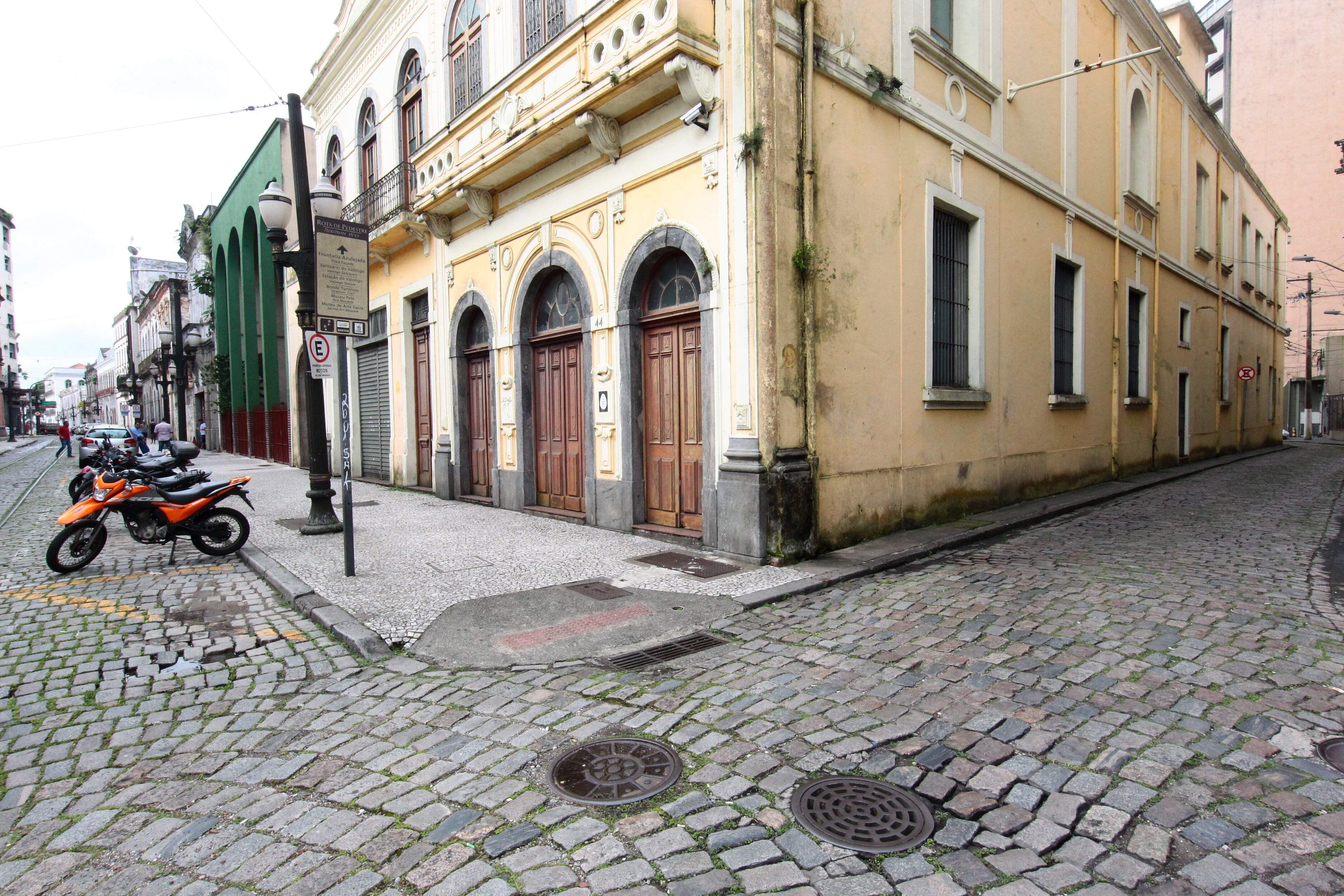 Um bueiro na Rua do Comércio, não carrega esgoto, mas é o próprio leito do ribeirão
