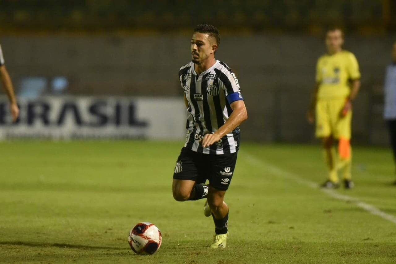 Veterano em meio a garotada, Jean Mota foi capitão do time e marcou o primeiro gol do Peixe na partida