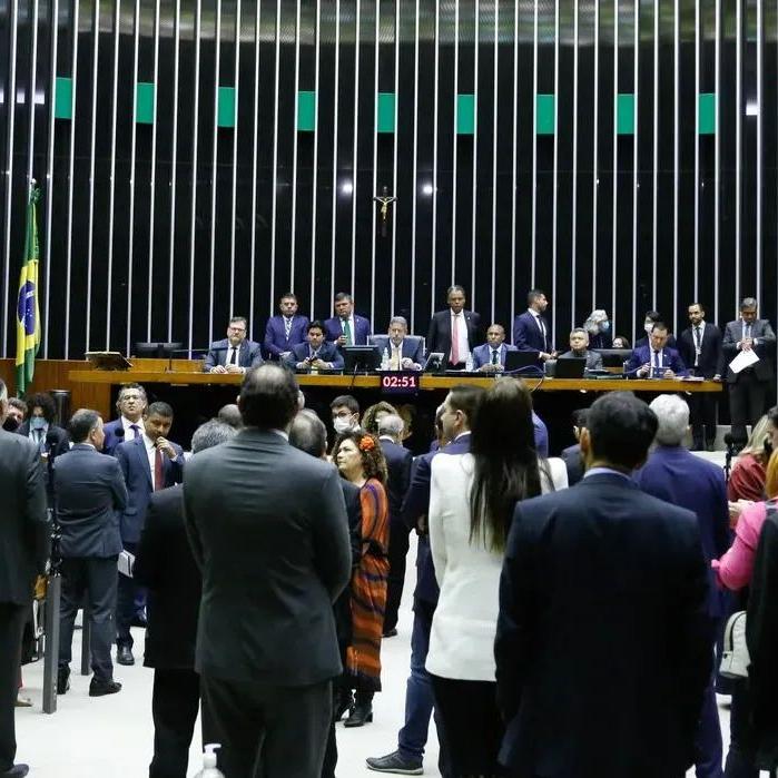 Líderes da Câmara defendem discutir fim da escala 6x1 via PEC, e não pelo projeto do governo