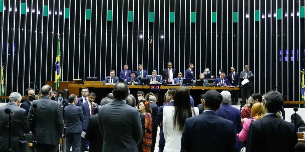 Líderes da Câmara defendem discutir fim da escala 6x1 via PEC, e não pelo projeto do governo