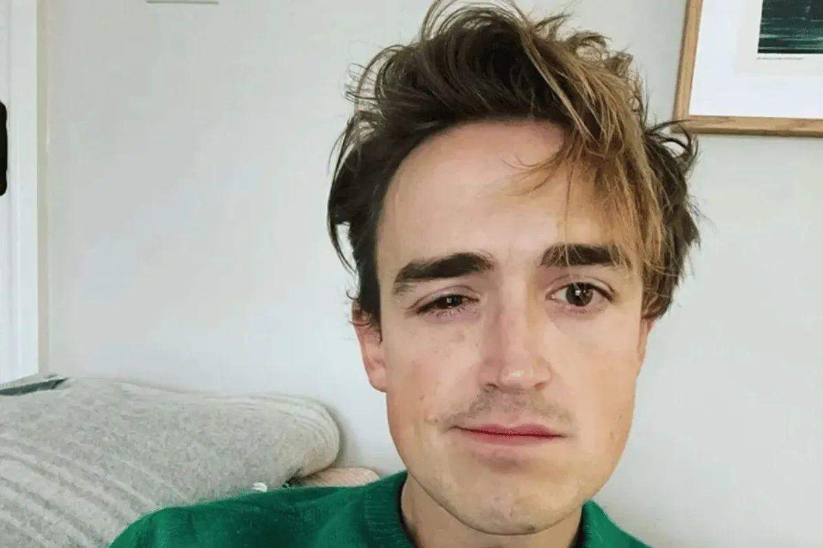 Tom Fletcher está tratando de inflamação no olho