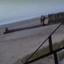 Homens são flagrados cometendo ato obsceno na praia, em vídeo que circula nas redes sociais
