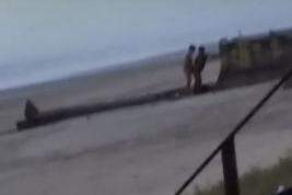 Homens são flagrados cometendo ato obsceno na praia, em vídeo que circula nas redes sociais