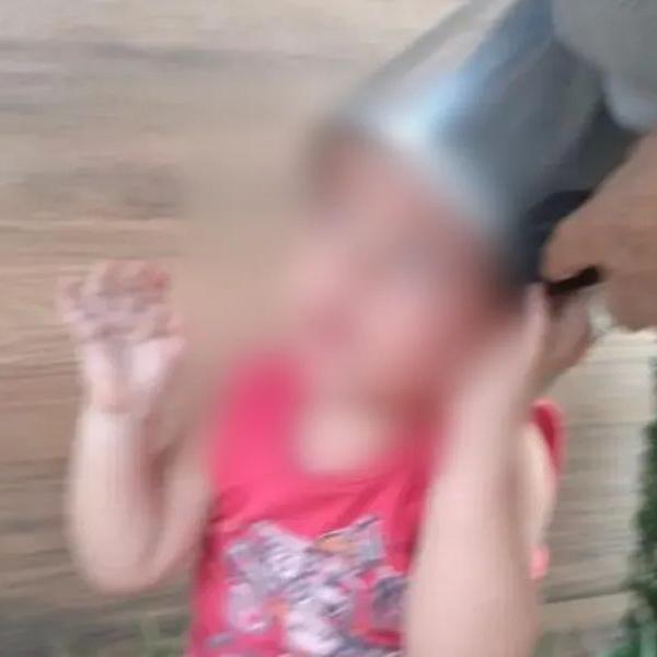    Três oficiais precisaram realizar a retirada do objeto   