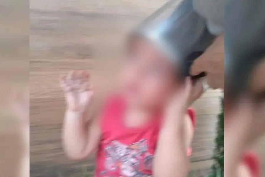    Três oficiais precisaram realizar a retirada do objeto   