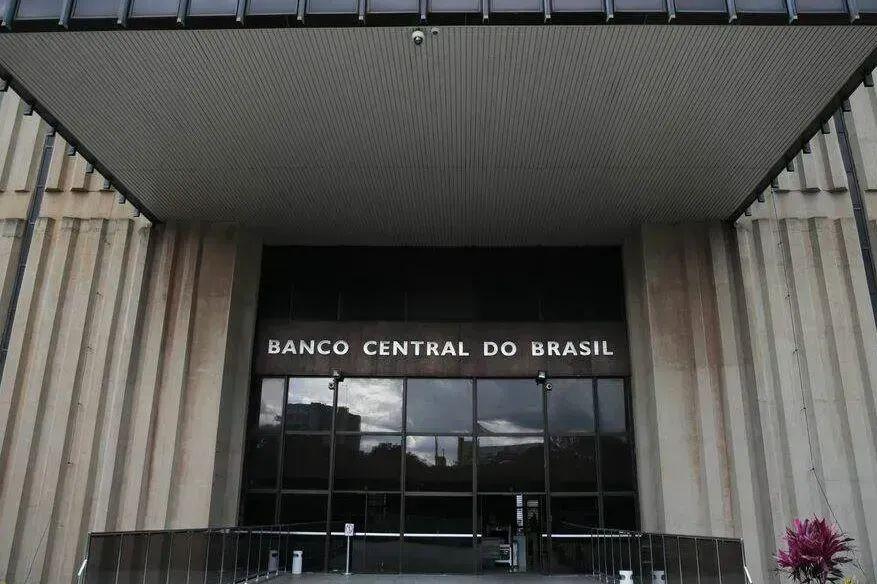 O tom mais duro da diretoria do BC visa, mais do que sinalizar um aumento de juros residual este mês, contornar um "otimismo exagerado" do mercado