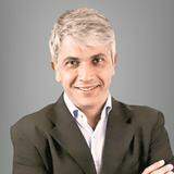 Fê Corrêa surfando na Cacimba do Padre, em Fernando de Noronha, em julho de 1989