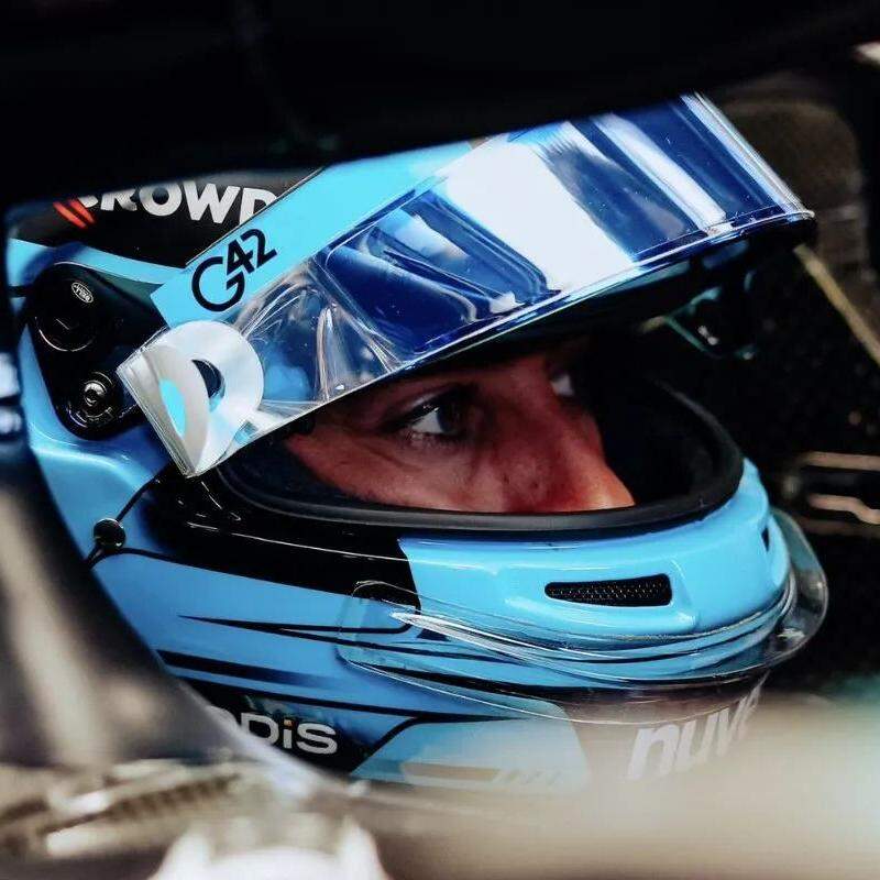 Russell lidera treino livre com pista molhada