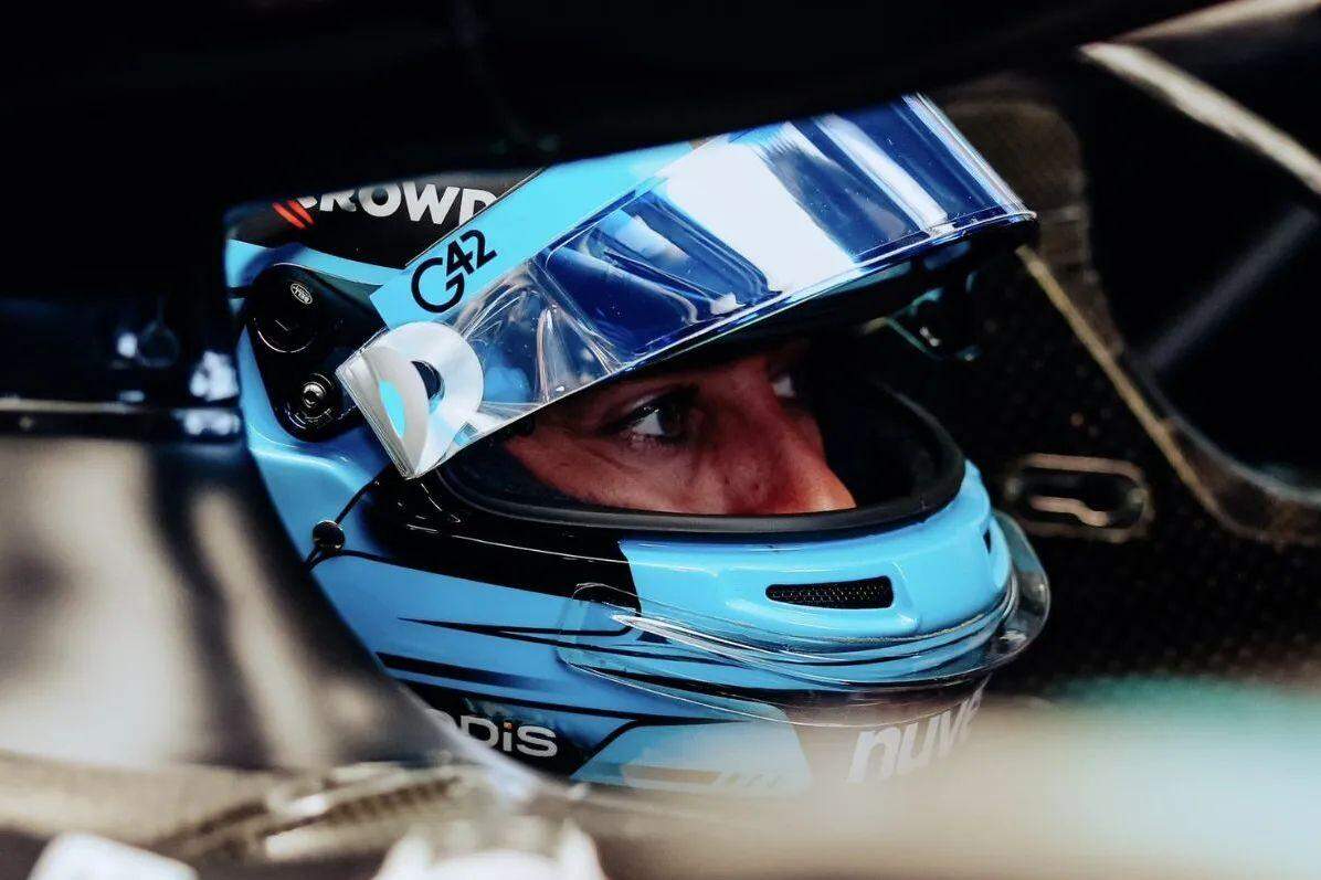 Russell lidera treino livre com pista molhada