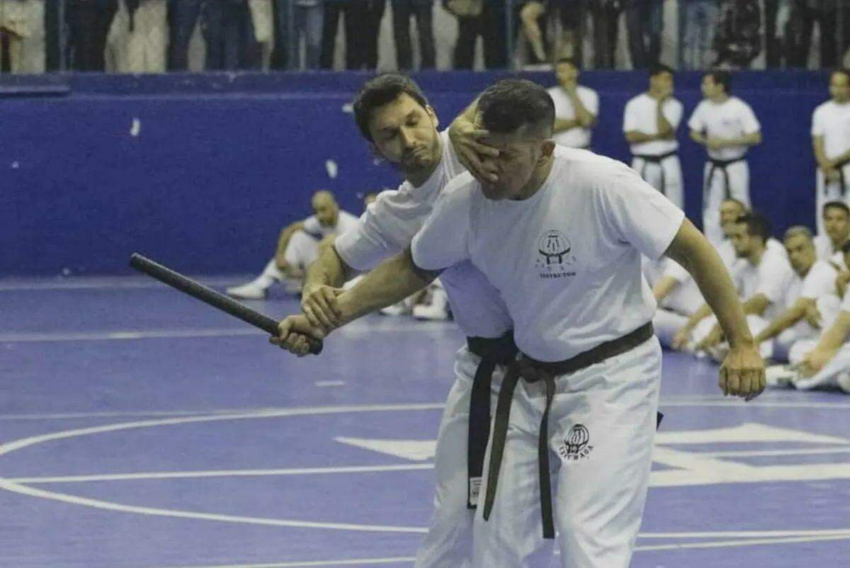 O professor Lucas Neves é pioneiro na técnica do krav maga na região