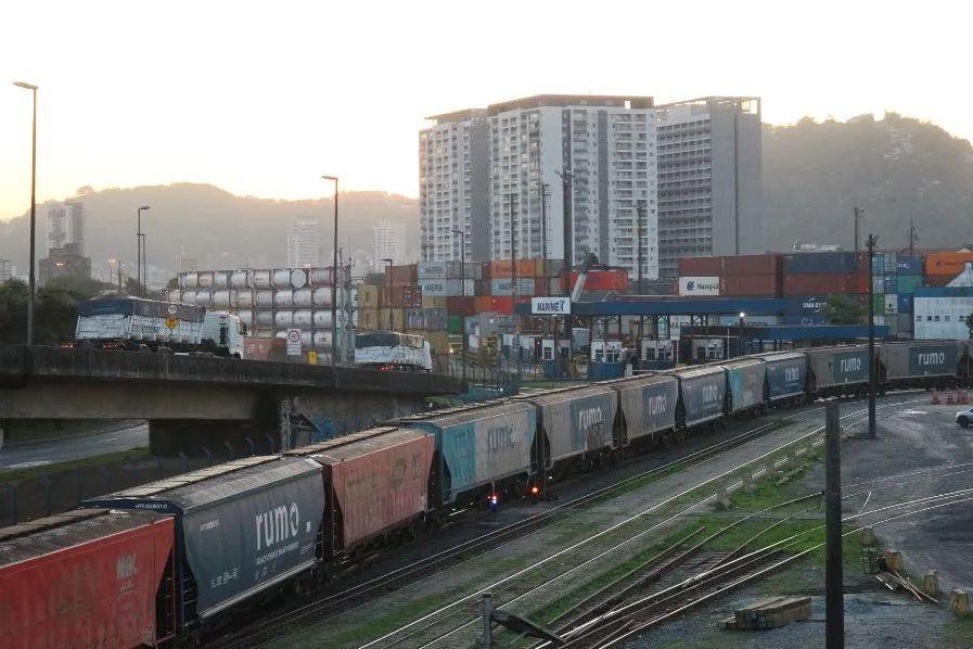 Conforme o projeto, os investimentos previstos separarão os cruzamentos rodoferroviários e garantirão fluidez ao escoamento por trens, ampliando a eficiência da operação
