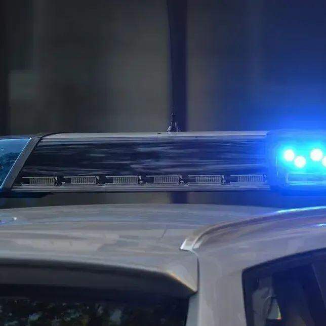 Agitado, ele atropelou algumas pessoas. Depois, parou o carro e buscou pelo filho.