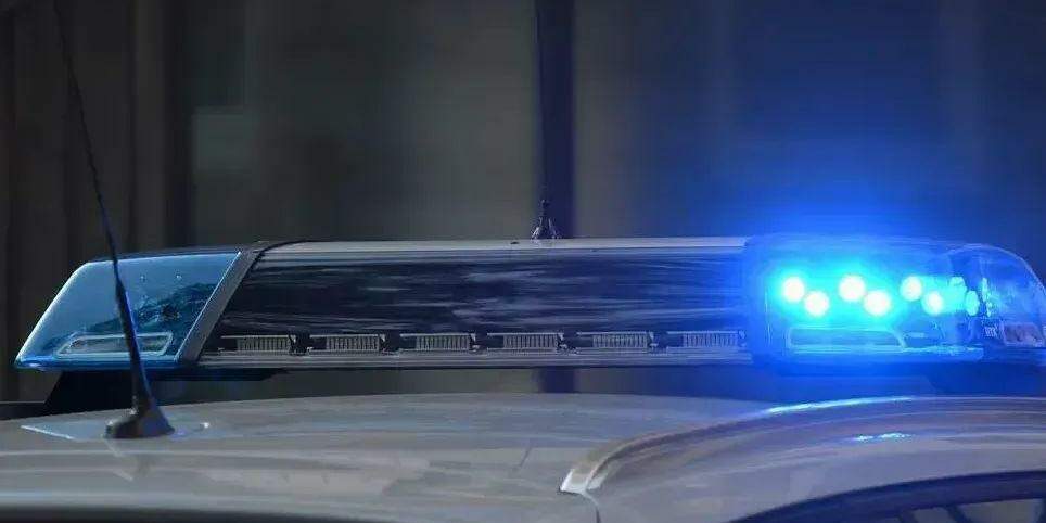 Agitado, ele atropelou algumas pessoas. Depois, parou o carro e buscou pelo filho.