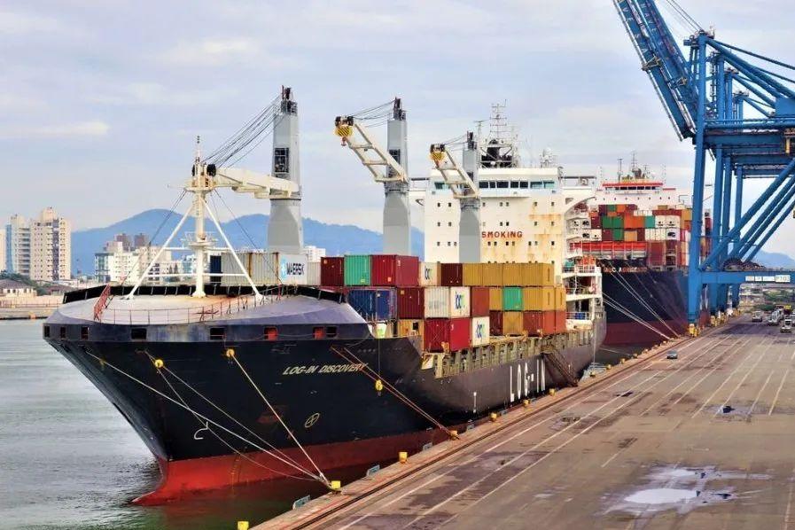 Navio Log-In Discovery, do armador Log-In, fez a primeira escala no terminal da Portonave