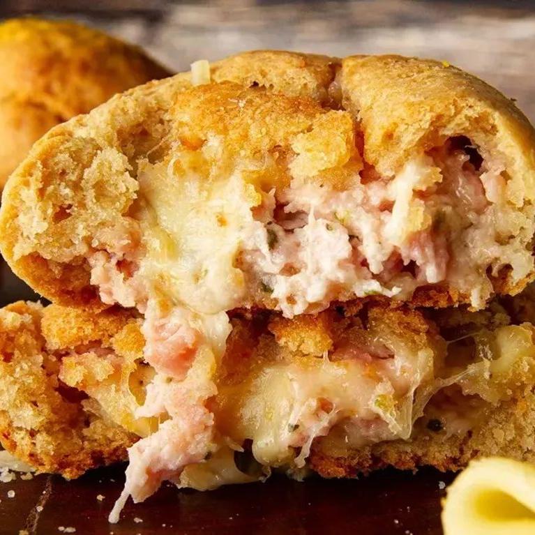 Além de ter massa salgada, a nova opção de cookie é recheada com presunto, muçarela e orégano, e finalizada com queijo parmesão da Serra da Canastra