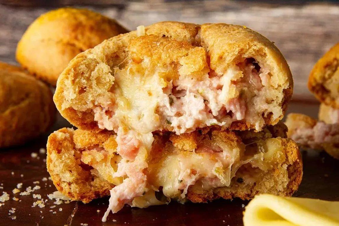 Além de ter massa salgada, a nova opção de cookie é recheada com presunto, muçarela e orégano, e finalizada com queijo parmesão da Serra da Canastra